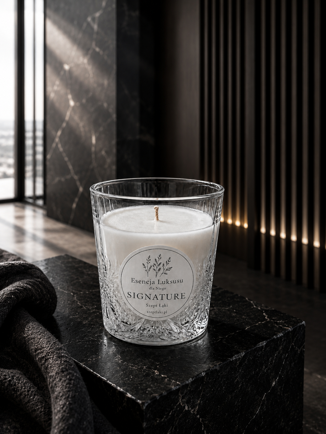 Naturalna świeca sojowa SIGNATURE w eleganckiej aranżacji wnętrza